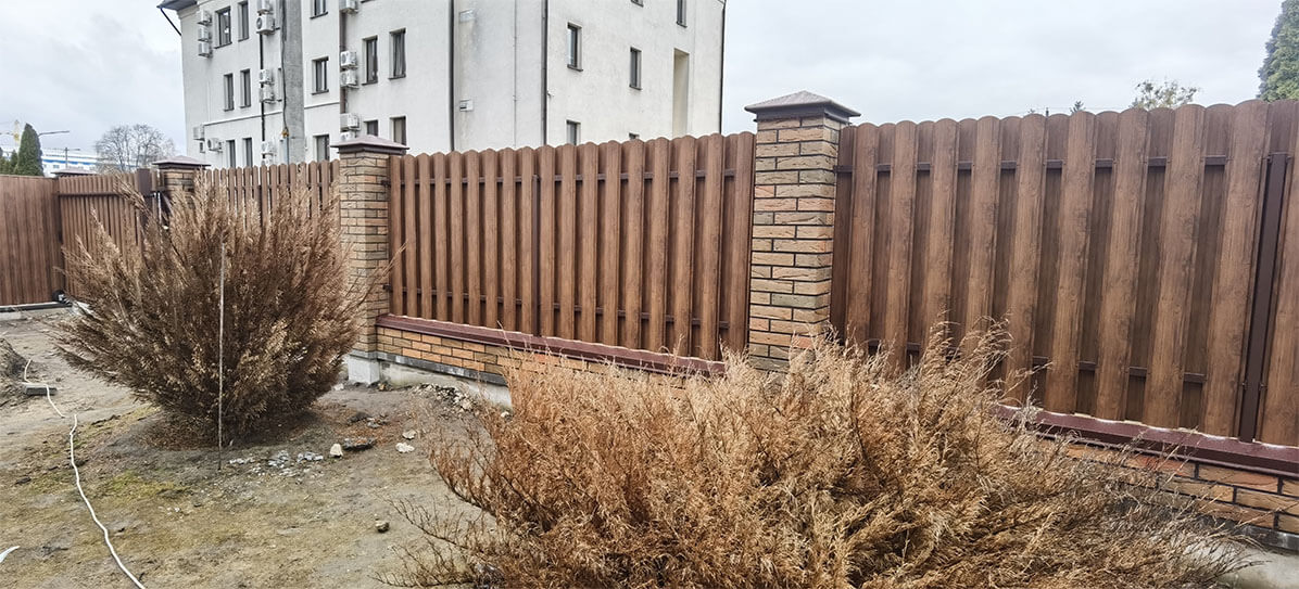 Забор из штакетника в шахматном порядке под ререво