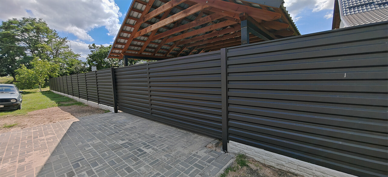 Забор из горизонтального профнастила на сборном фундаменте 2