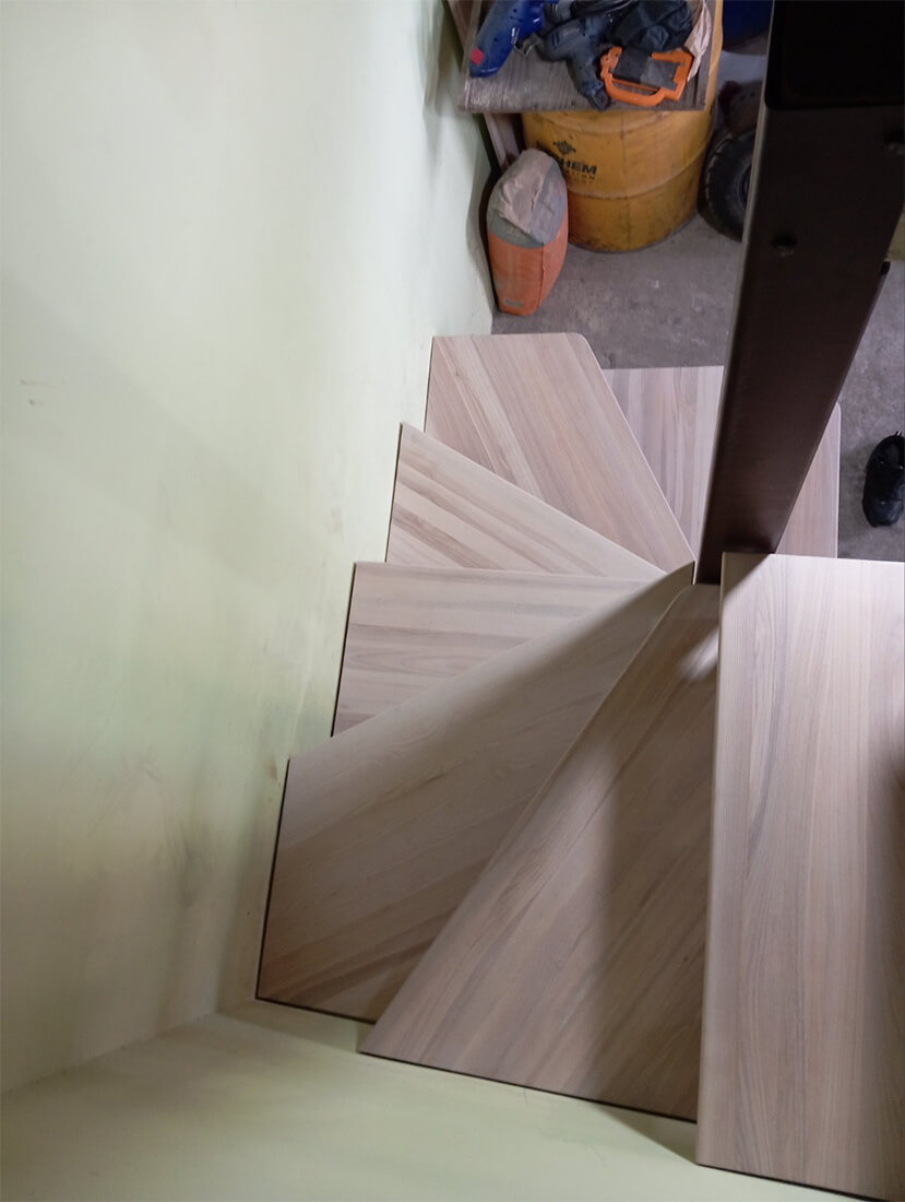 Лестница металлическая в доме зигзаг с паркетом