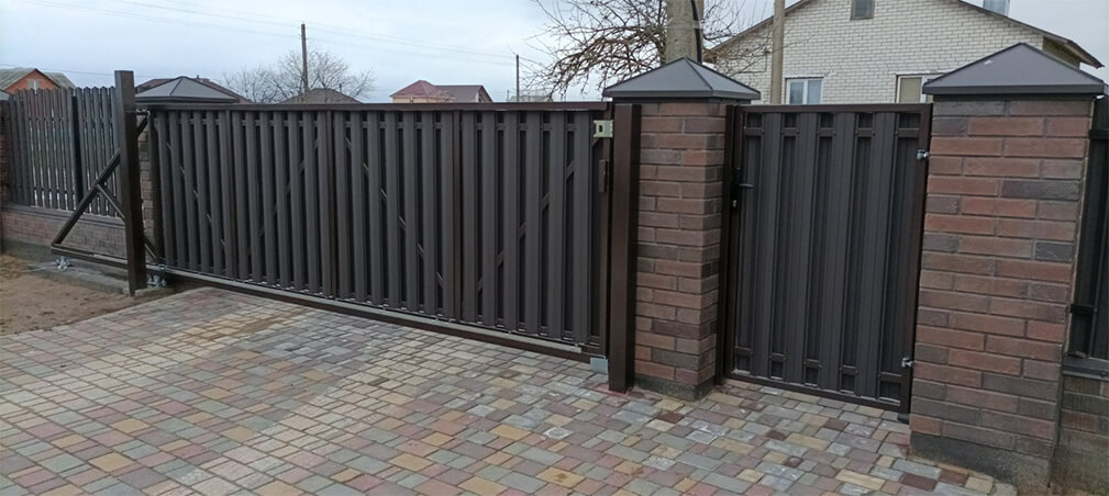 Ворота откатные с каликтой коричневые из штакетника в шахматном