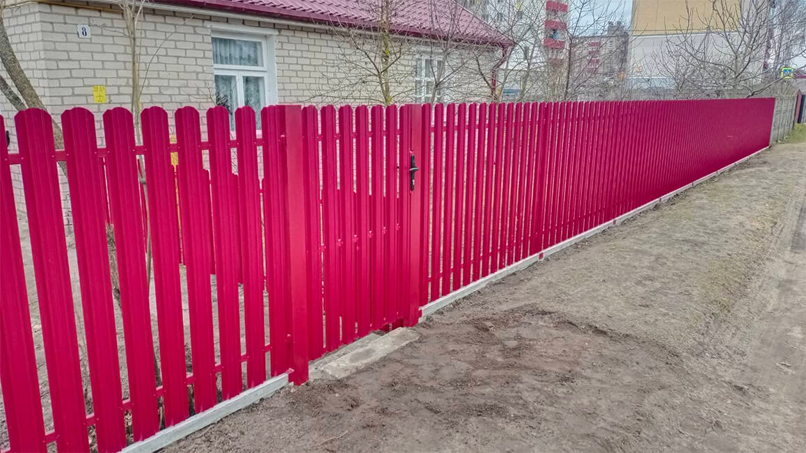 Забор из металлического штакетника красный