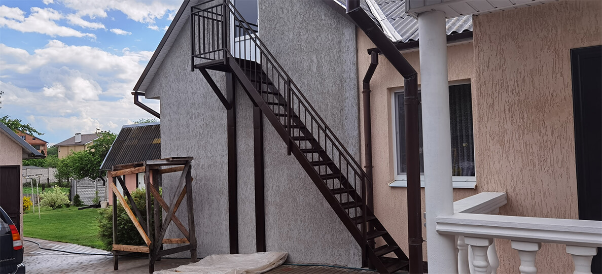 Металлическая лестница на улице коричнвая