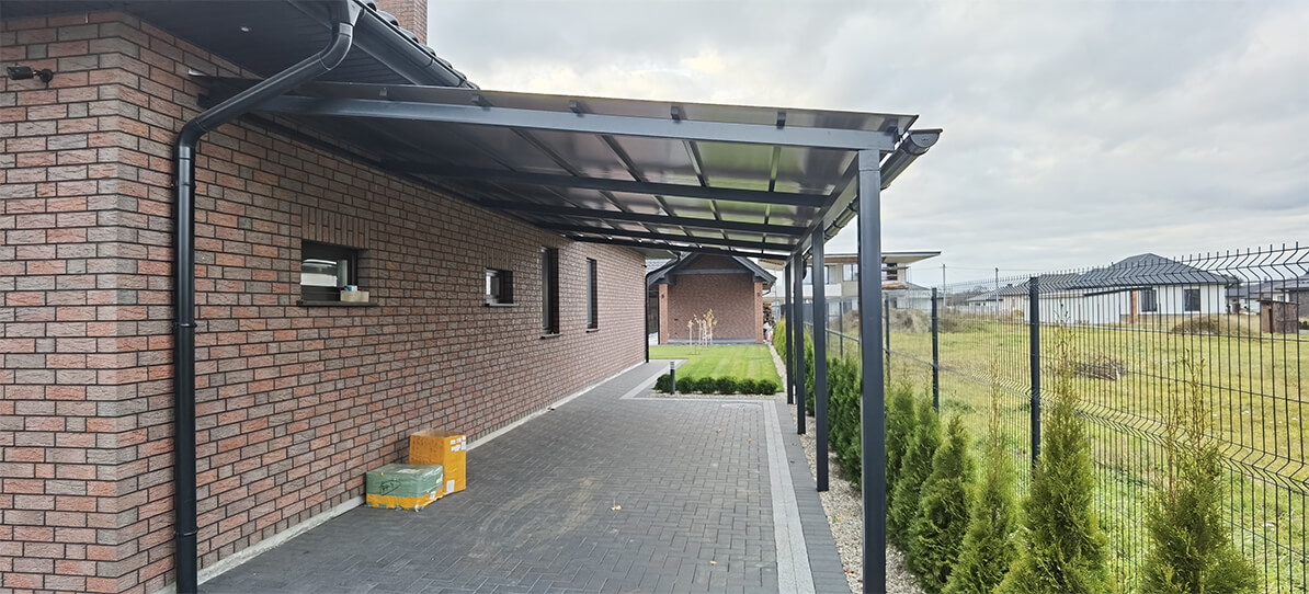 Прямой навес у стены дома из поликарбоната чёрный