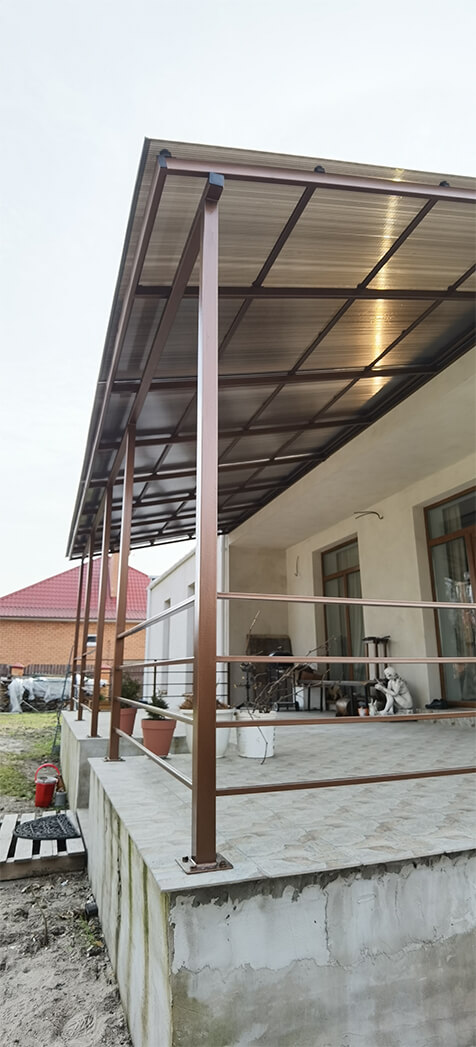 Прямой навес у стены дома из поликарбоната чёрный с террасой