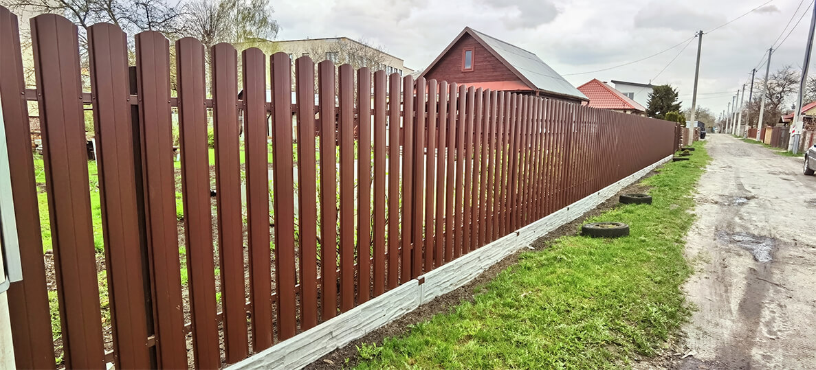 Забор из металлического штакетника коричневый