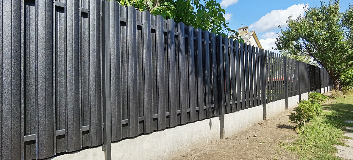 Забор из металлического штакетника чёрный