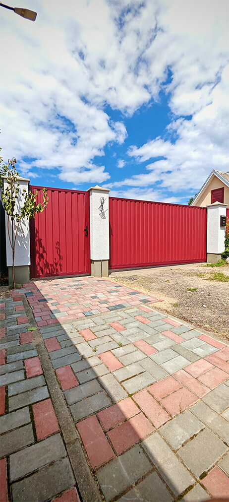 Красные откатыне ворота из профнастила