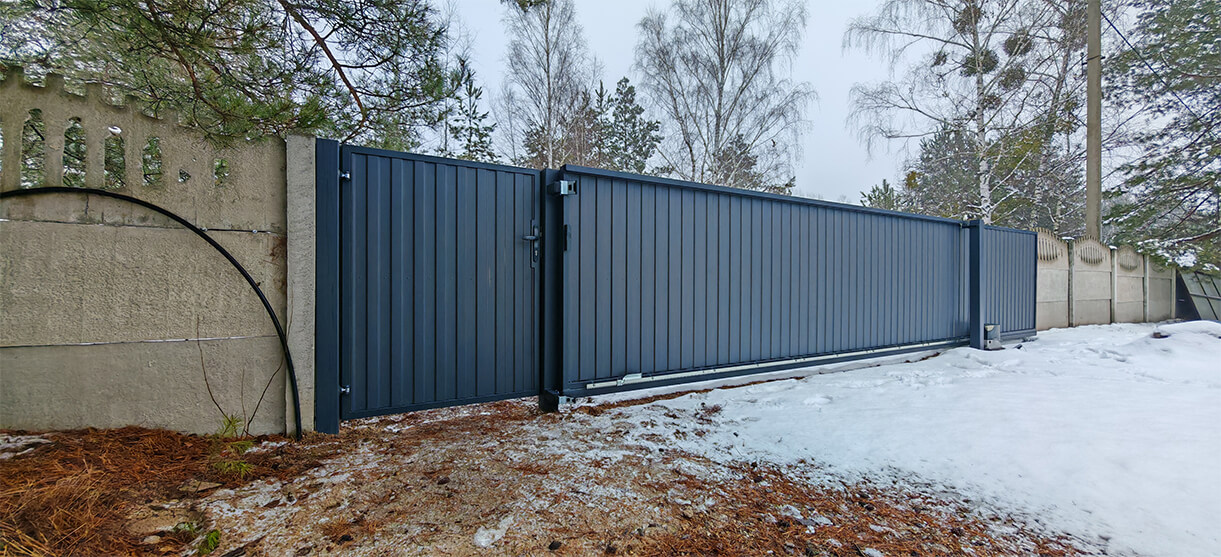 Ворота откатыне из чёрного профнастила