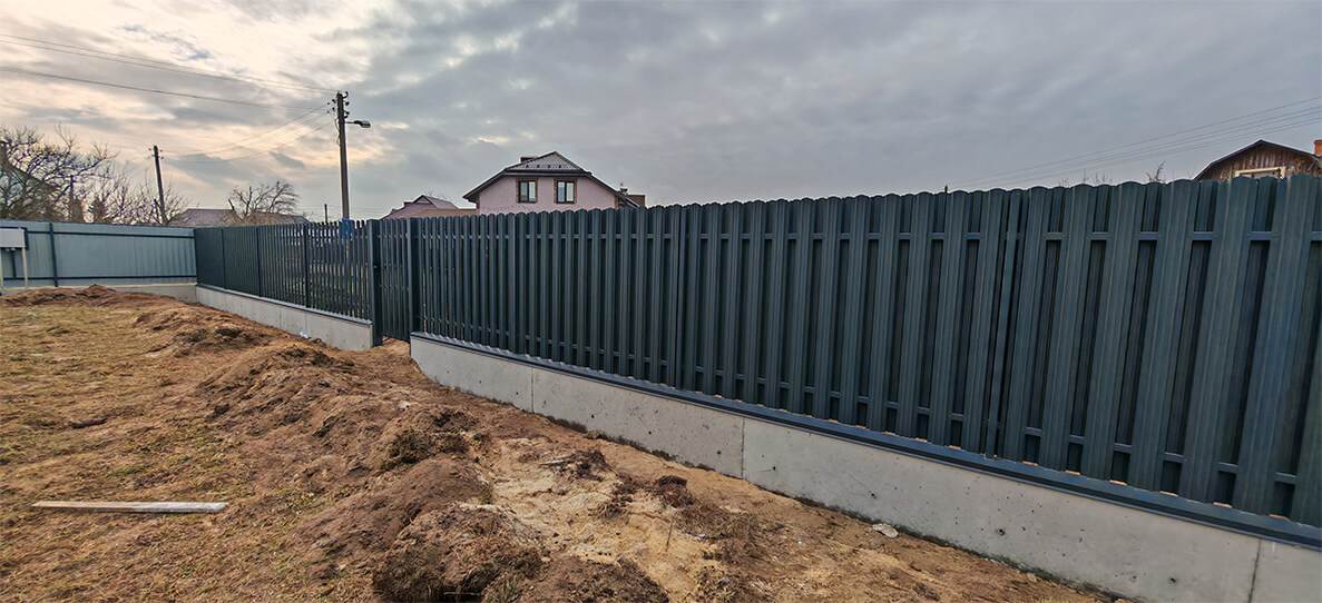 Забор из металлического штакетника чёрный на сборном фундамента