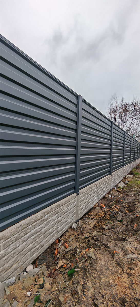 Забор из горизонтального профнастила на сборном фундамента