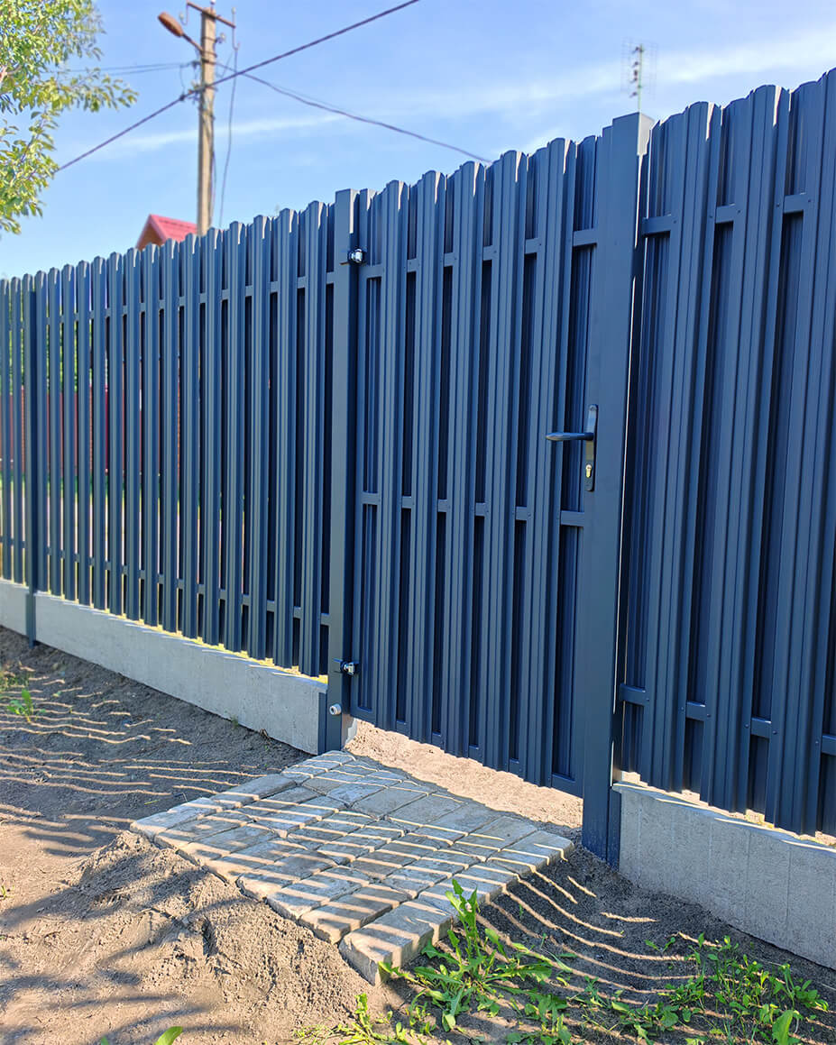 Забор из металлического штакетника в шахматном порялке чёрный с калиткой