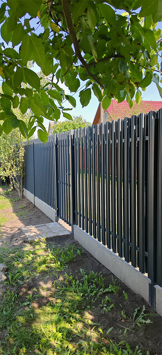 Забор из металлического штакетника чёрный с калиткой на с калиткой