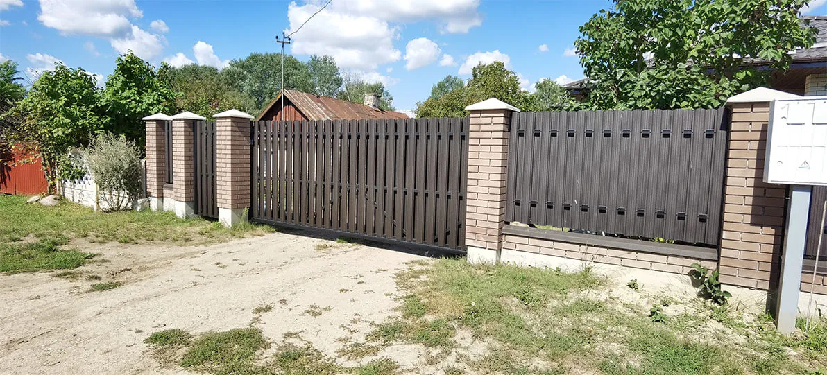 Ворота из штакетника в шахматном порядке коричневые с автоматикой