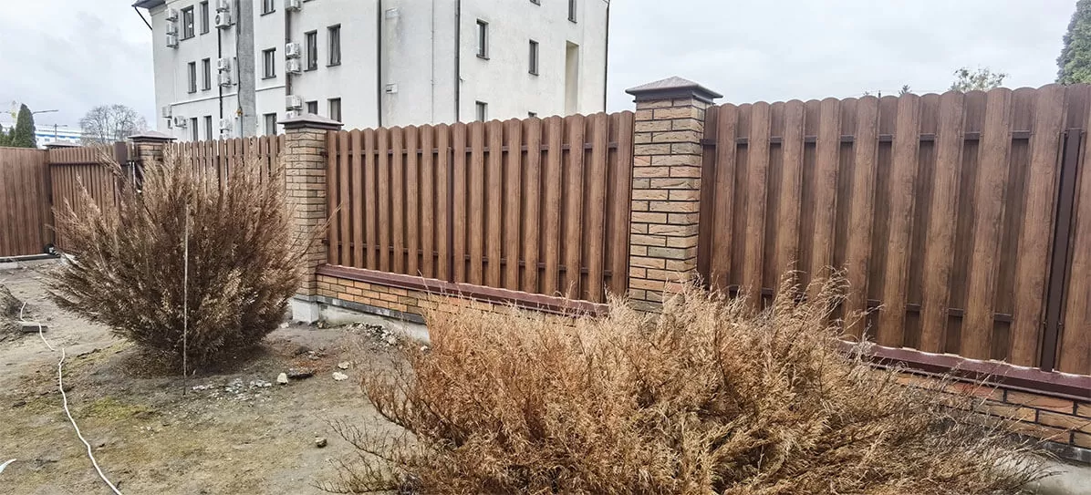 Забор из штакетника в шахматном порядке под ререво